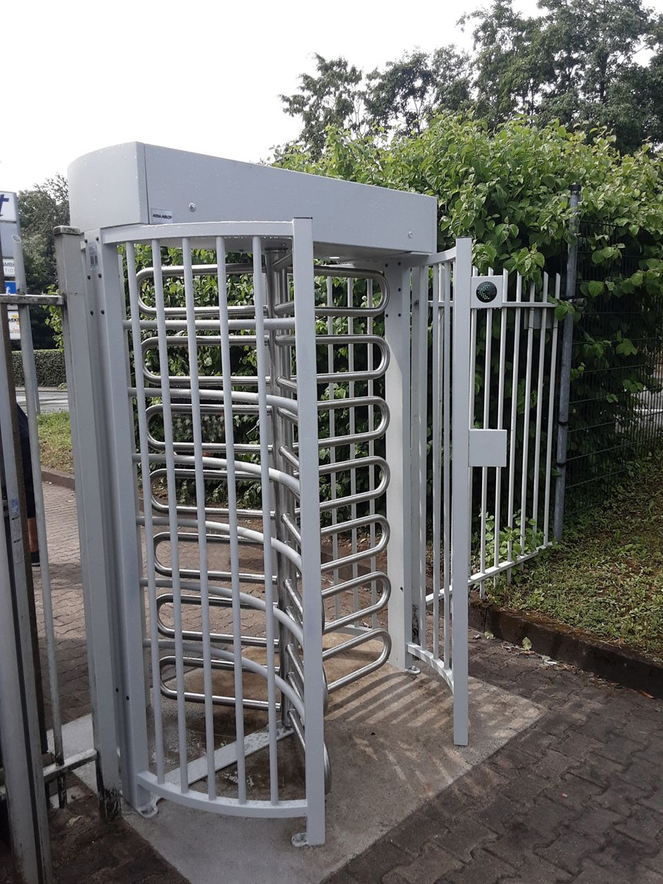Image: Plnorozměrný turniket ASSA ABLOY FT400 na vstupu do parku