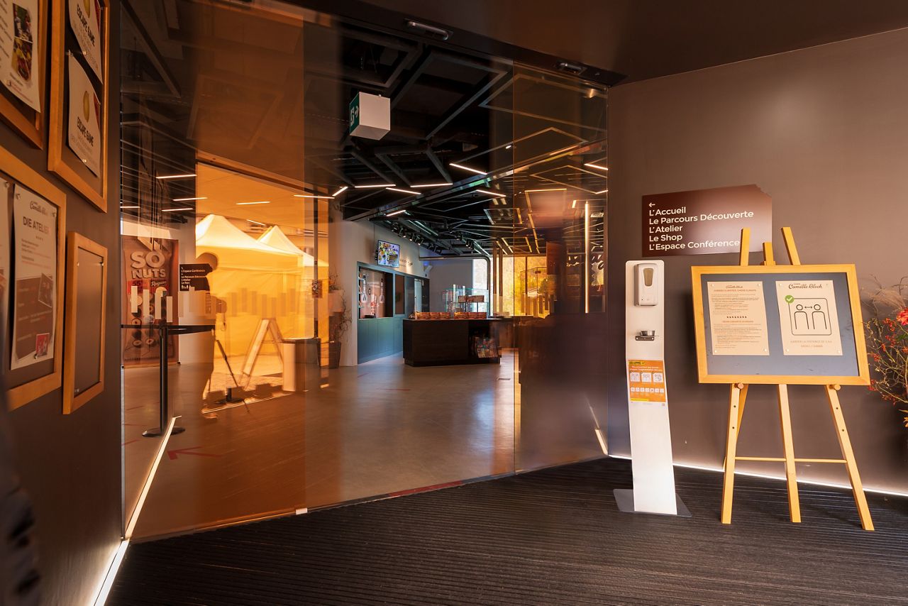 Image: Automatic sliding door in full tranparacy, chez chocolatier Camille Bloche