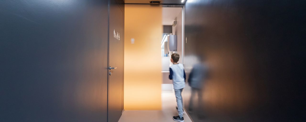 Image: Automatic sliding door in full tranparacy, chez chocolatier Camille Bloche