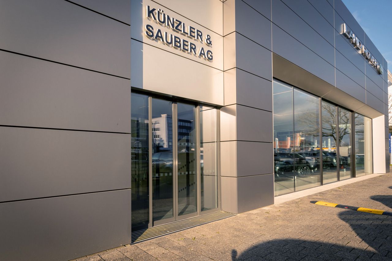 Image: ASSA ABLOY SL600 Strong Protect sliding door from the outside of a car dealer