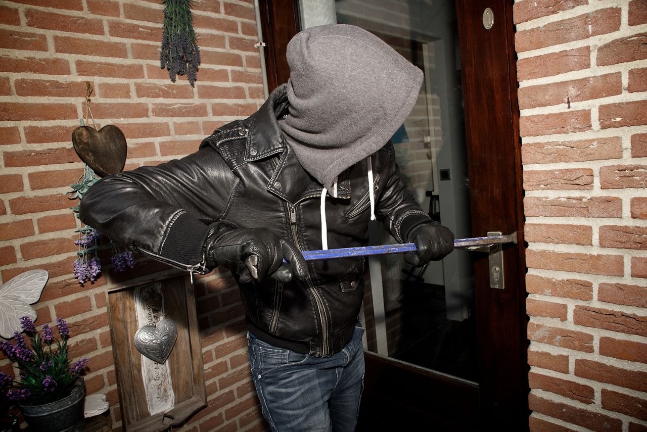 Inbreker met koevoet