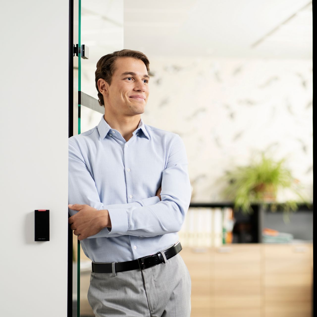 Homme à la porte