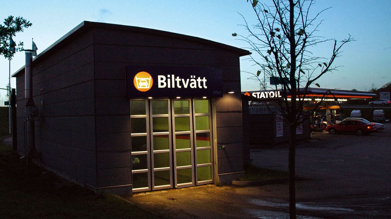 A car wash with a orange and white logo. 