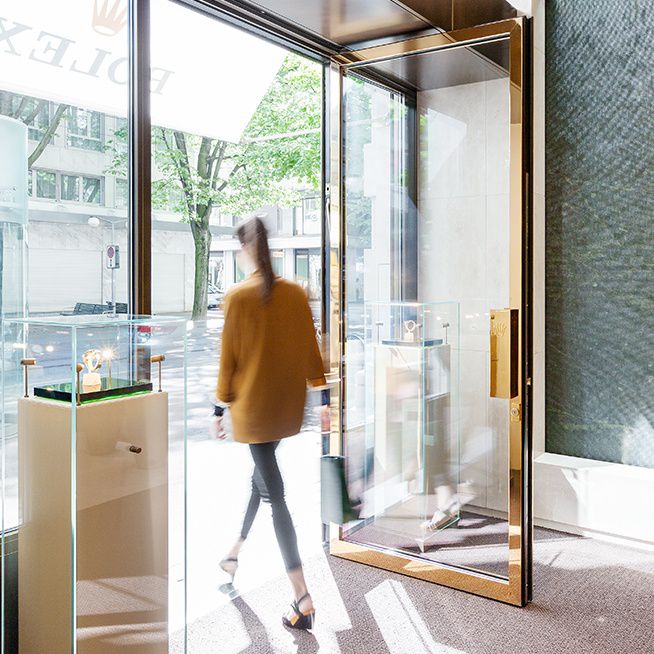 The C 127 X blends in with the floor when aesthetics are key to an entrance