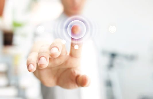 Doigt qui clique sur un bouton virtuel pour représenter l'innovation permanente de la marque Vachette