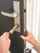 Man installeert cilinder in deur