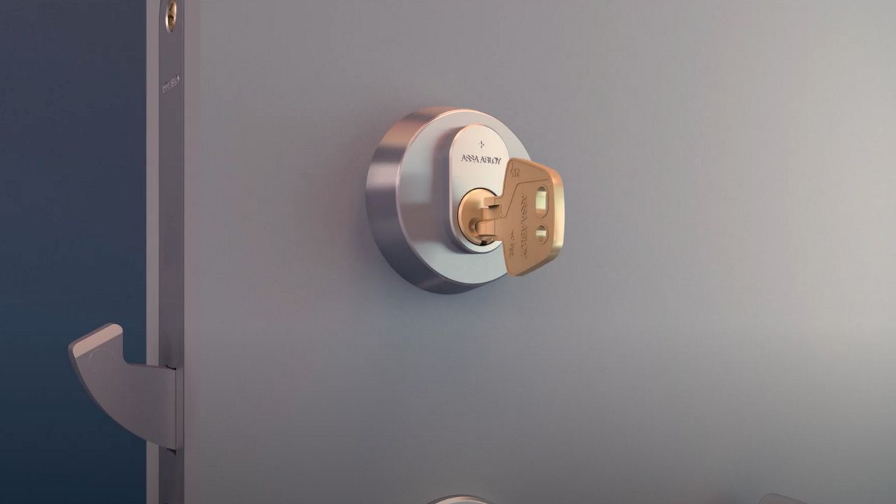 Yale Linus Scandinavia Lock installation.