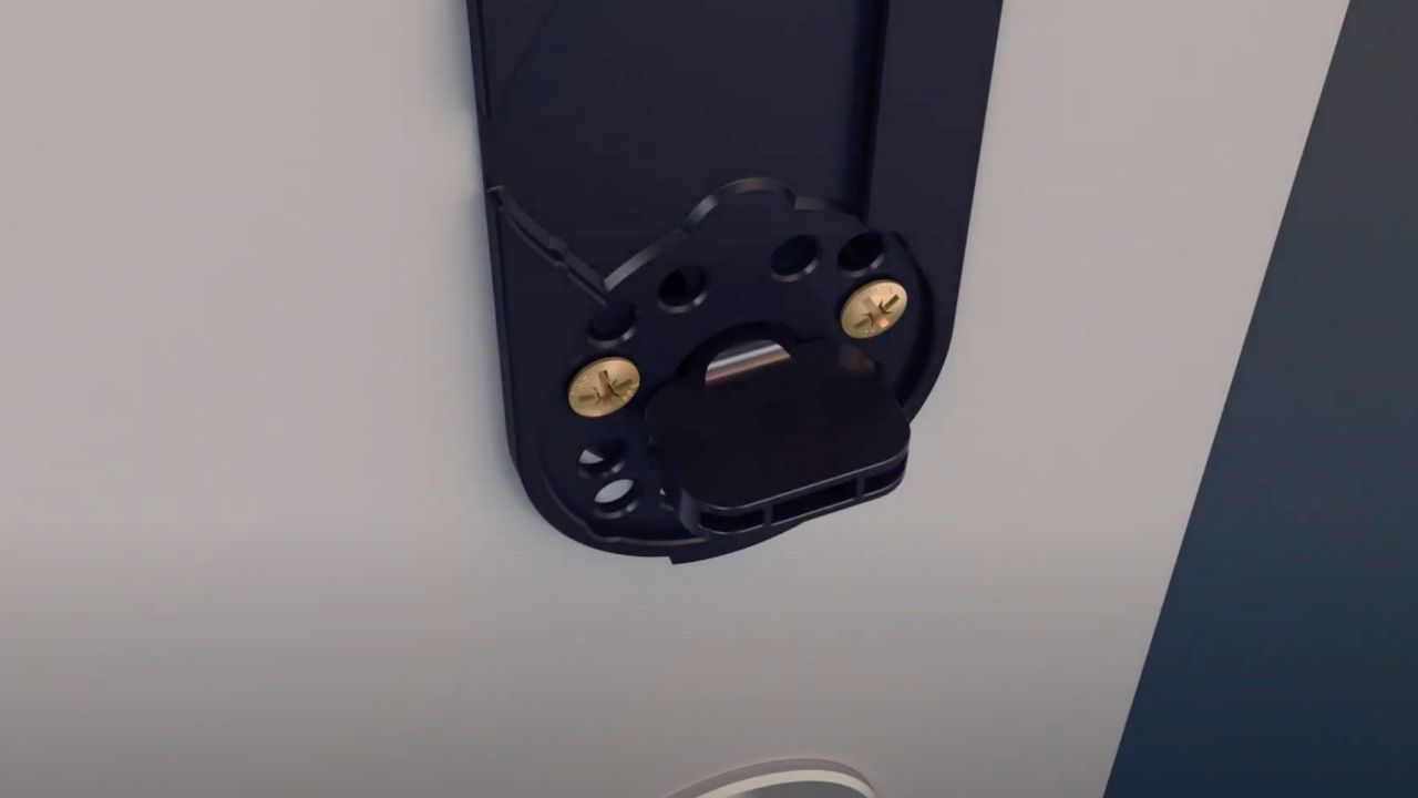 Yale Linus Scandinavia Lock installation.
