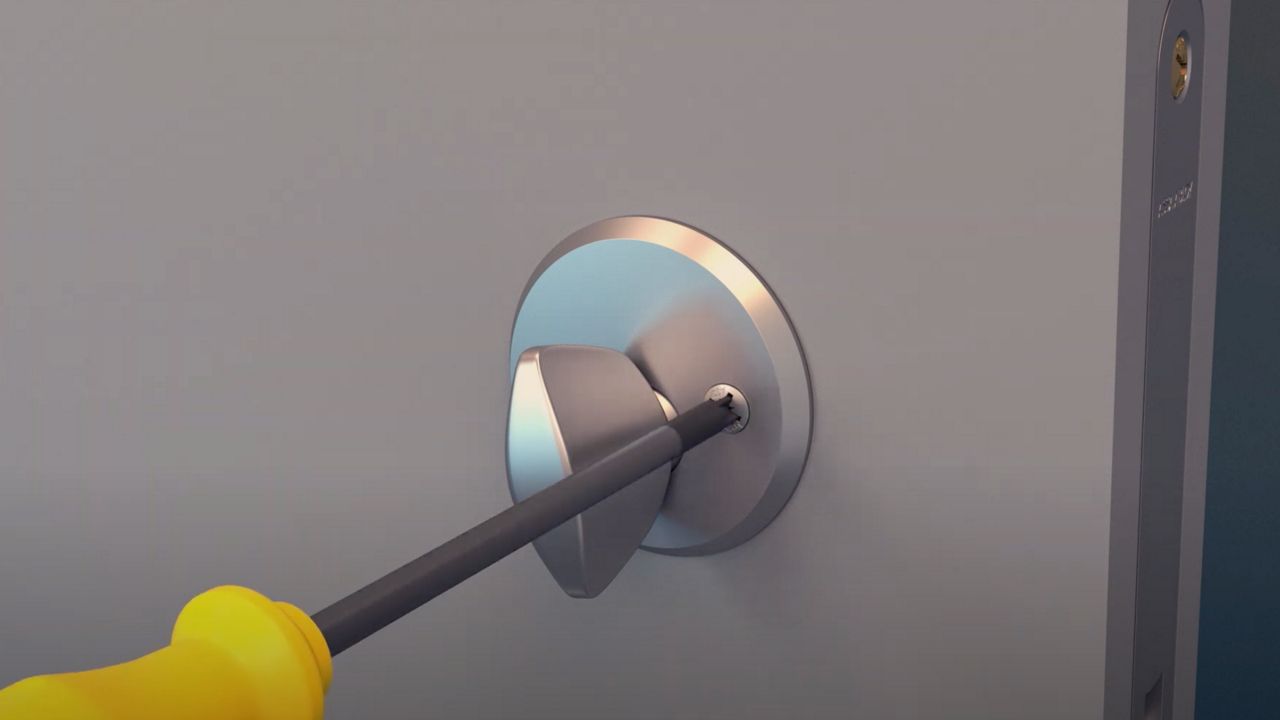 Yale Linus Scandinavia Lock installation.