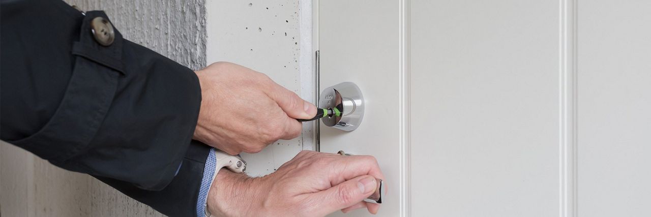 Kädet kääntävät avainta lukossa
