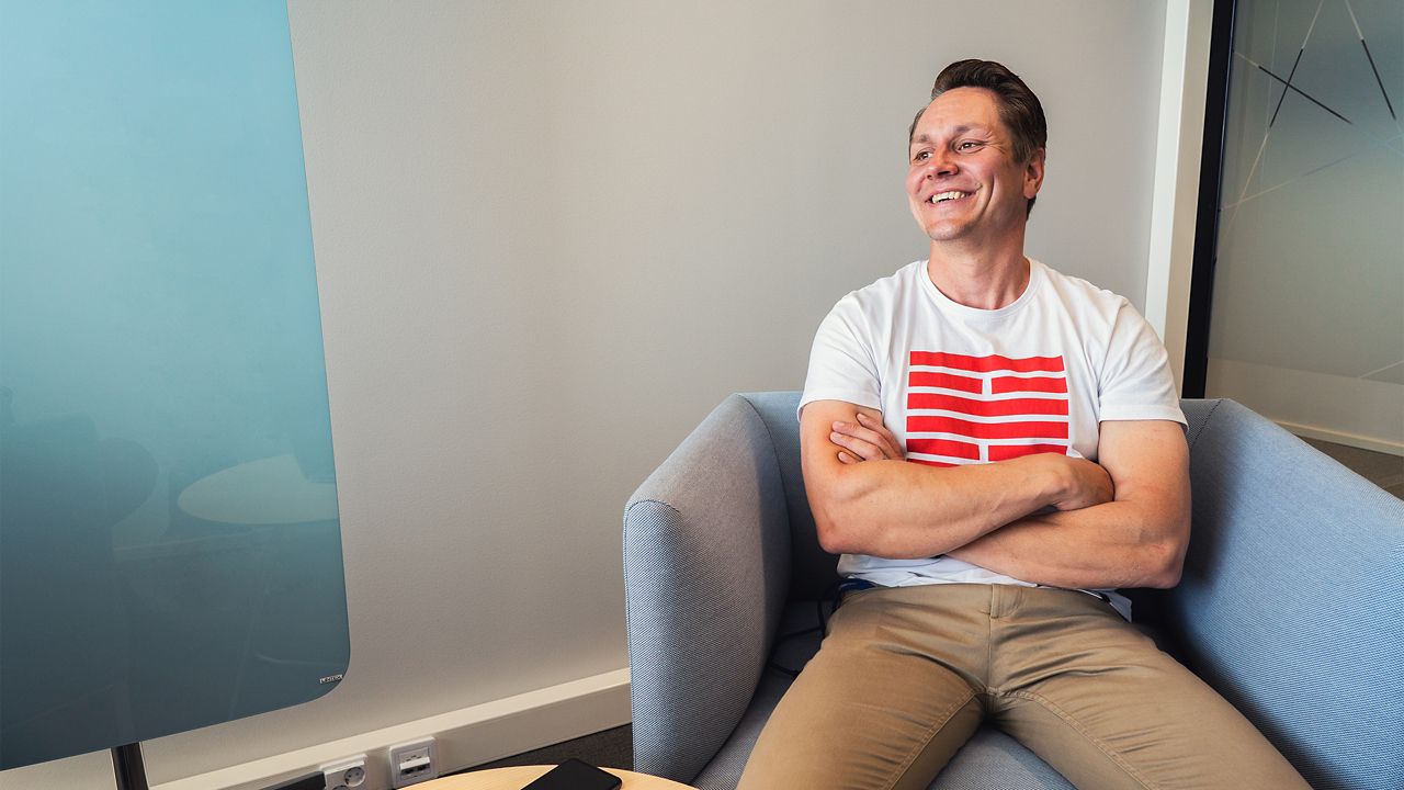 Joona istuu tuolilla ja nauraa.