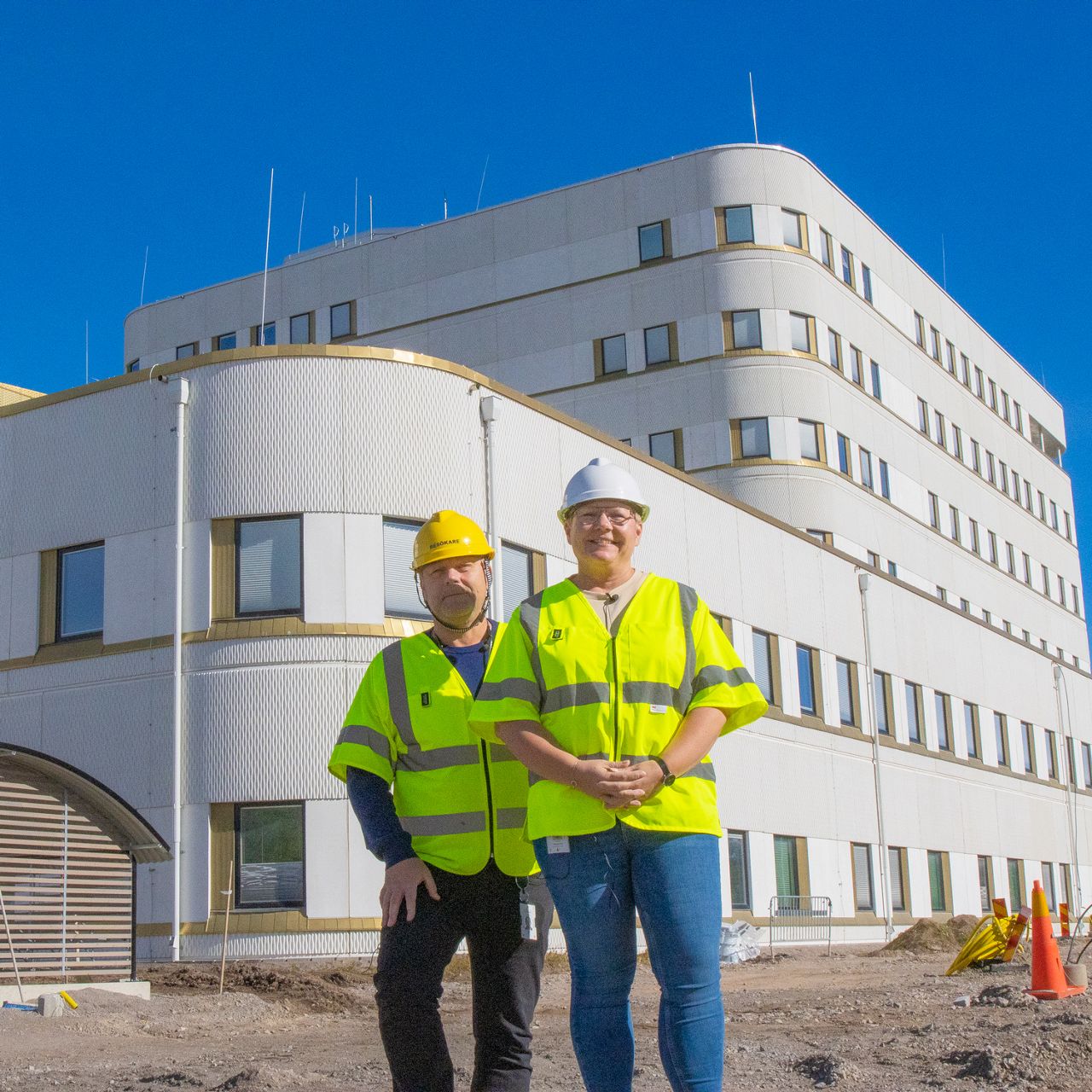 Två personer framför Kalmar sjukhus.