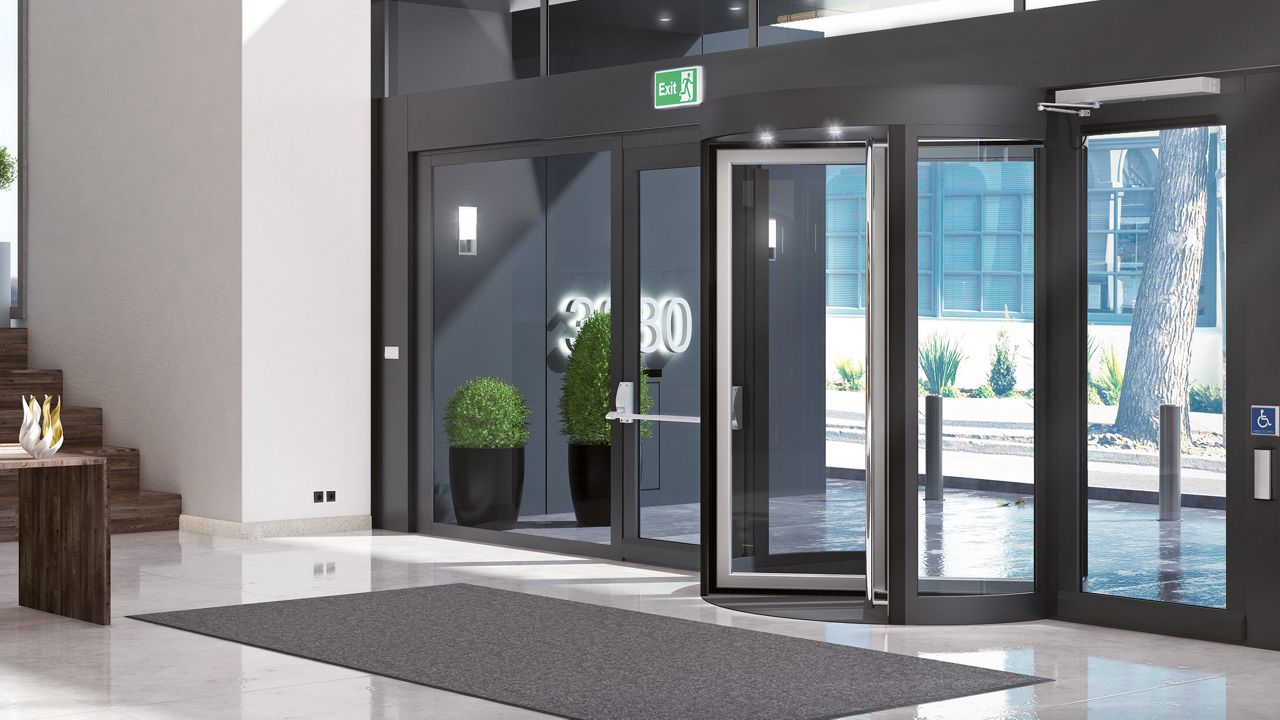 Energy efficient entrance with a revolving revolving door