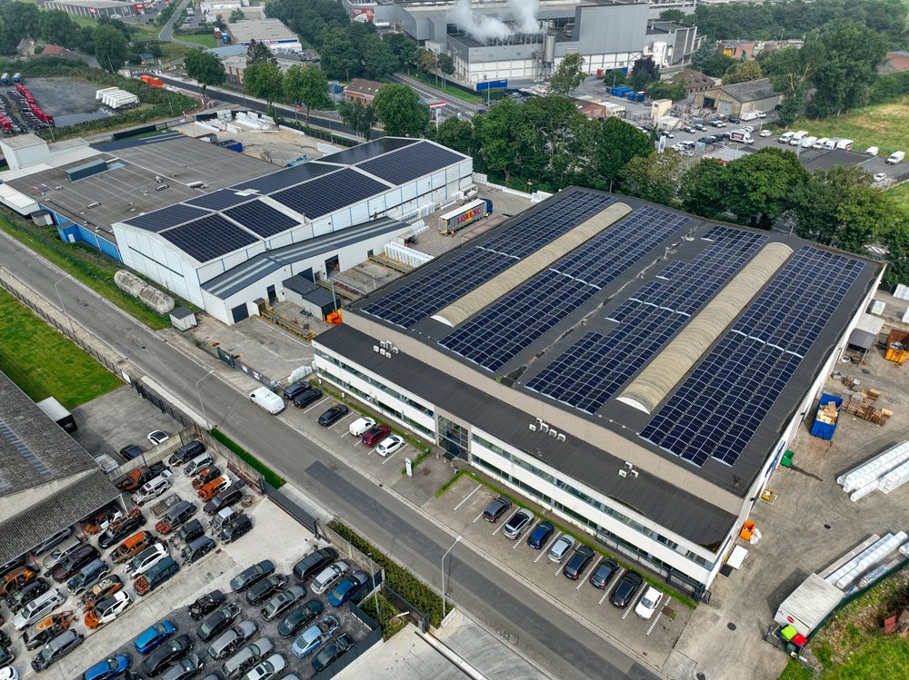 The image presents Key Door Components from an overall perspective. On the left side of the building, the production area dedicated to panel manufacturing is clearly visible. The roof is fully equipped with solar panels, highlighting the company’s commitment to more sustainable production.
