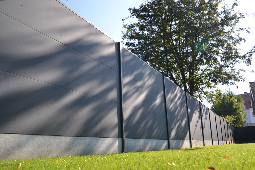 The KDC fence stands out for its sleek and modern aesthetic. Made from insulated sandwich panels, it blends seamlessly into the garden landscape and offers an elegant, harmonious finish.
