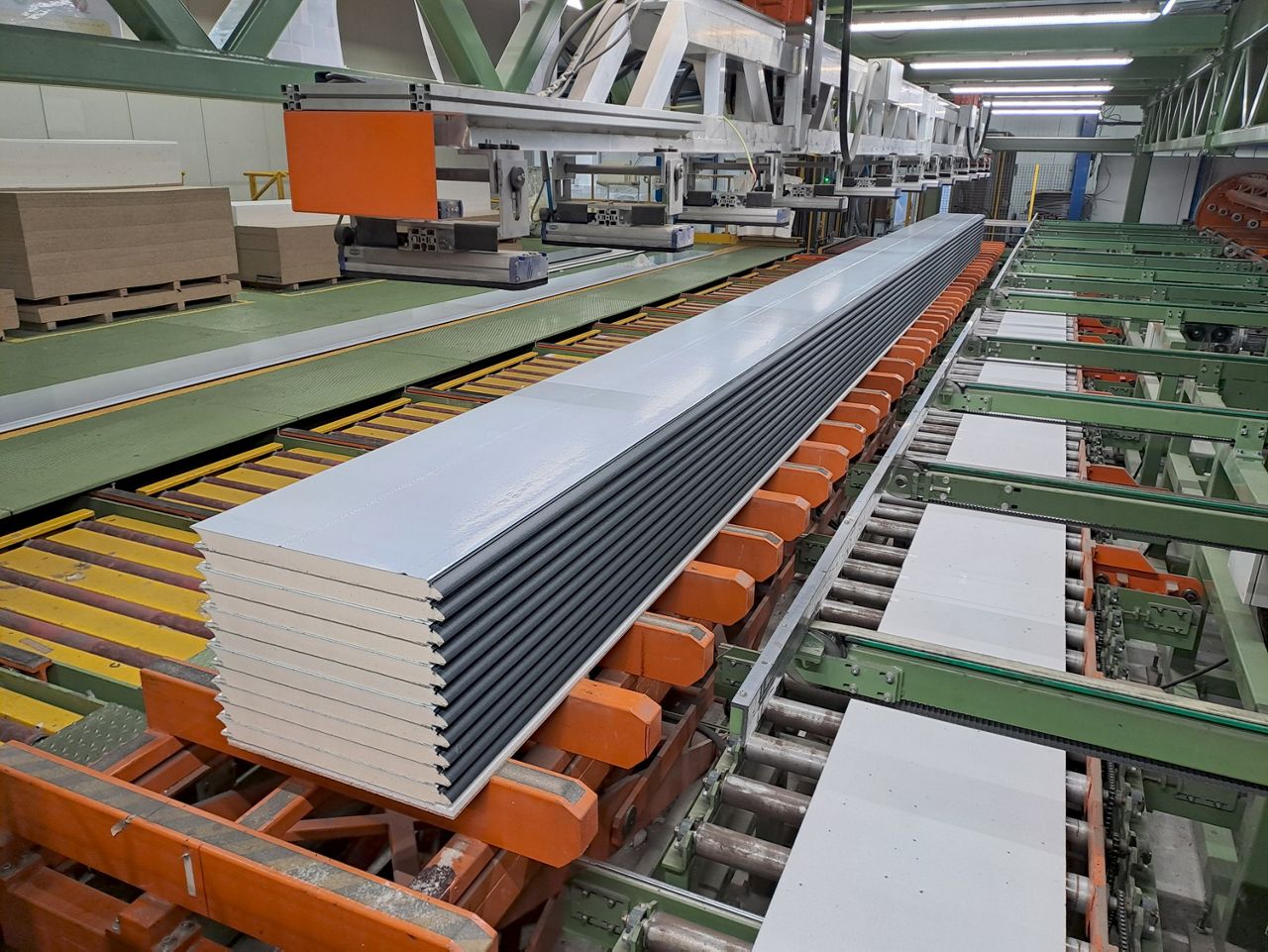 Fingersafe panels for sectional doors: enhanced safety and a reliable solution for residential and industrial applications.
