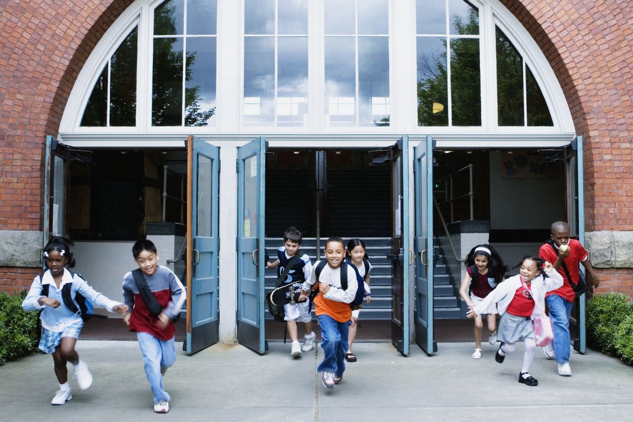 Enfants qui sortent de l'école en courant