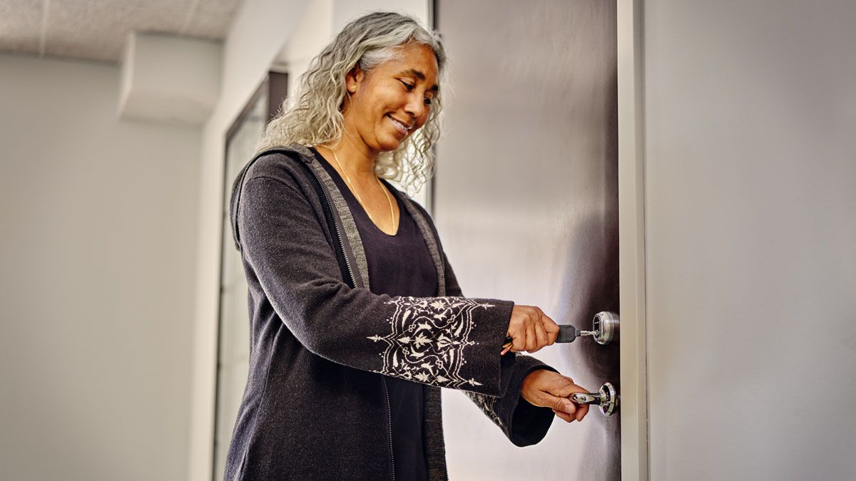 Kvinde åbner dør med PULSE digital nøgle