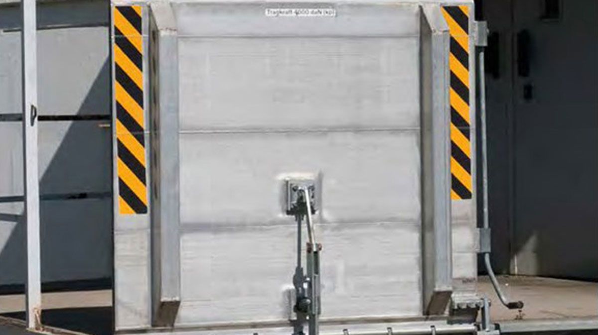 Een gesloten laadbrug in een distributiecentrum
