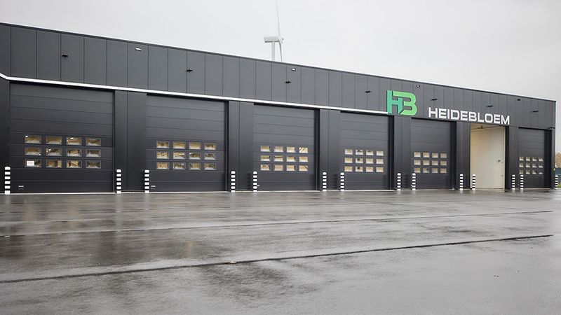7 portes sectionnelles Crawford ASSA ABLOY dans une entreprise de transport par autobus