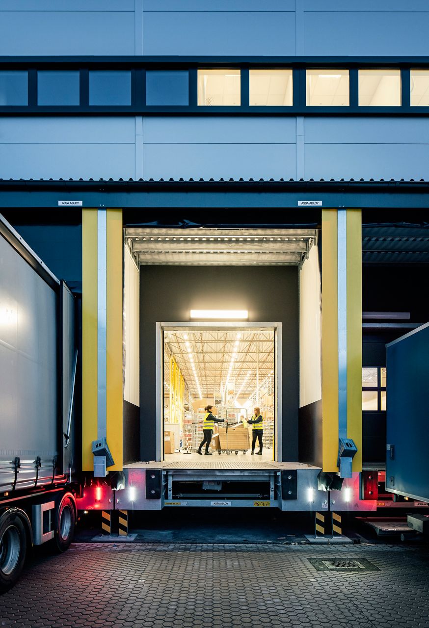 Zwei Frauen beim Verladen von großen Paketen