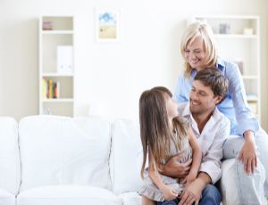 Famille souriante dans un salon 