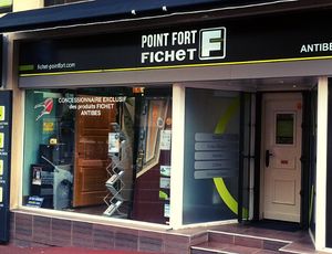 Poings se rejoignant au centre