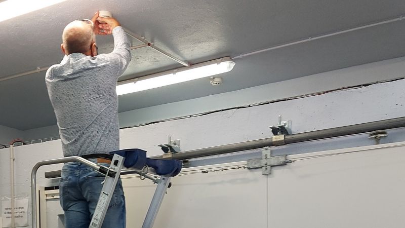 Un technicien de l'équipe Portafeu effectuant une réparation 