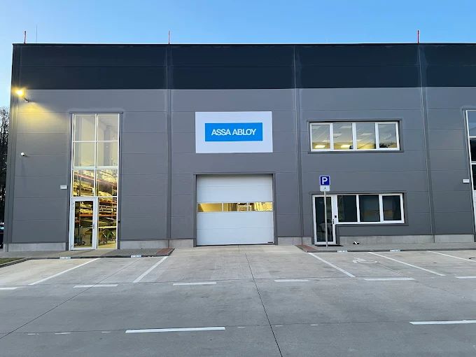 Čelní pohled na administrativní budovu ASSA ABLOY Opening Solutions a ASSA ABLOY Door Solutions