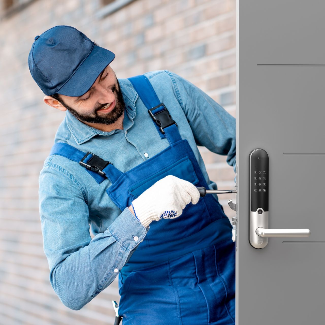 Innstallerer Yale Doorman