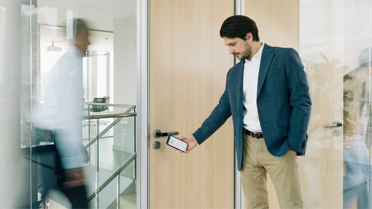 Man opent Aperio elektronisch slot met smartphone