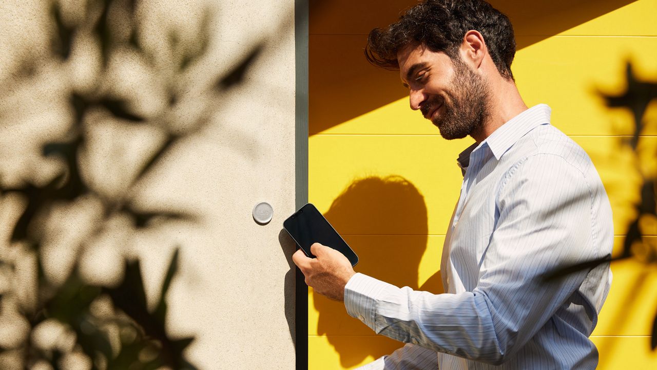 Man using Yale Dot to open a Smaart Lock Linus® L2
