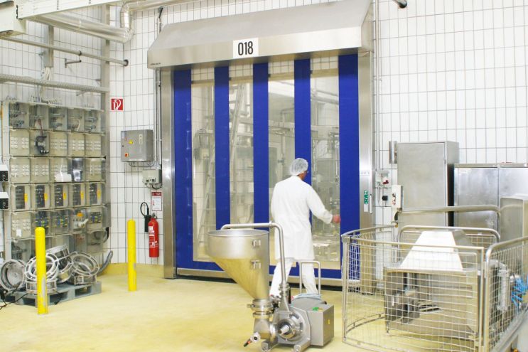 제조 환경에 있는 적색 및 제조업 유리 도어. 