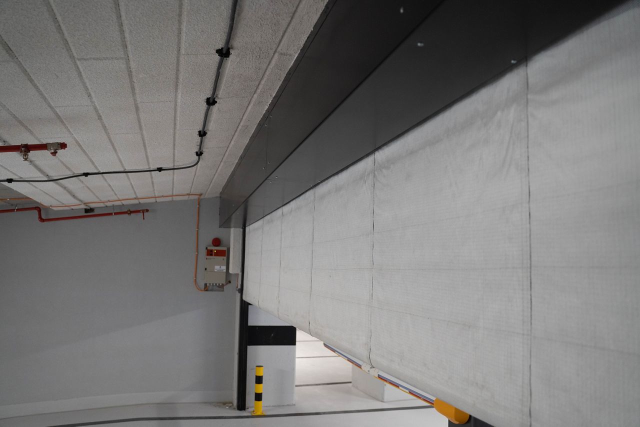 Brandgardin installerad i ett garage
