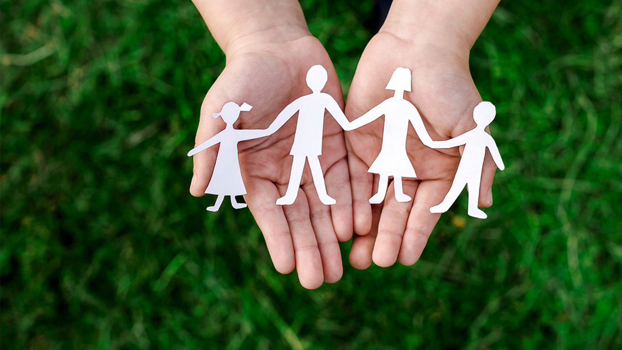 image d'une famille en sécurité avec les produits Vachette / ASSA ABLOY