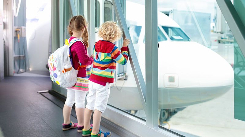 Des enfants circulent en toute sécurité dans une zone d'embarquement protégé 