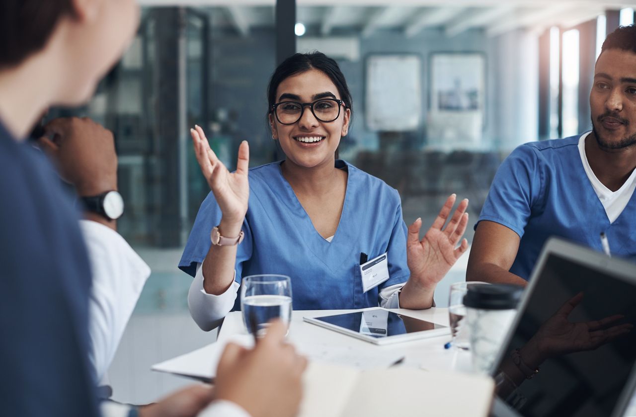 Meeting between nurses and doctors.