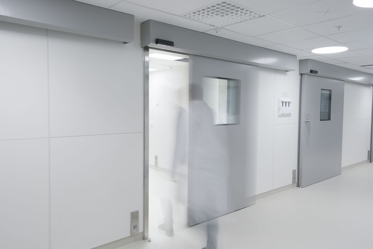ASSA ABLOY Medinox Schiebetüren in einem Krankenhaus