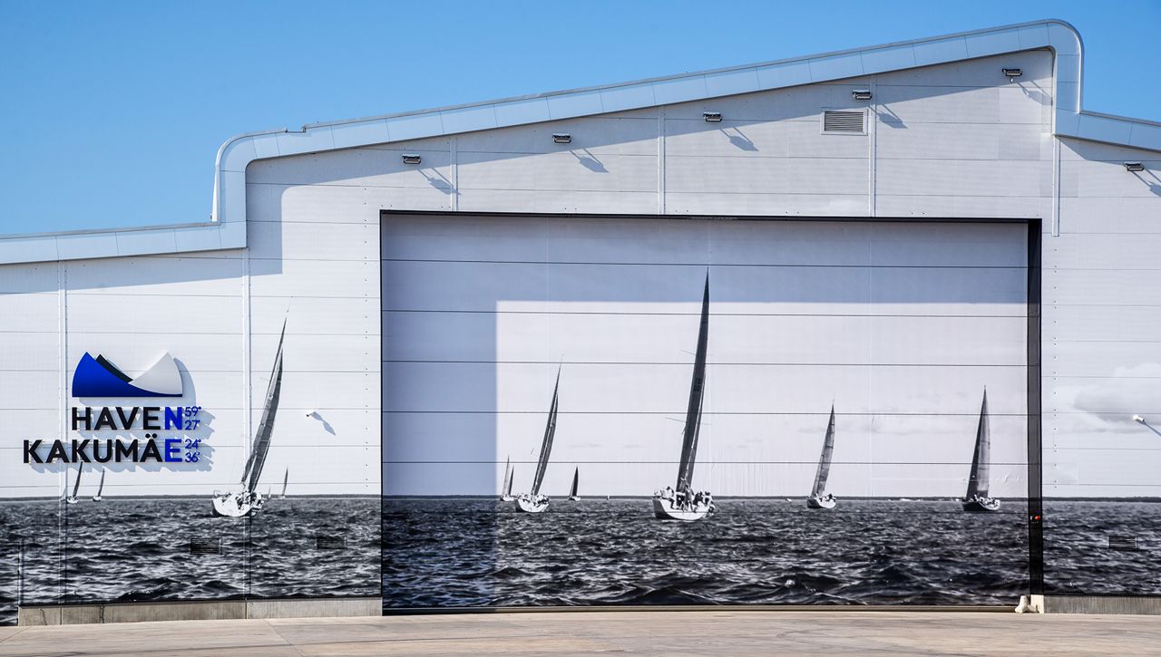 Image: ASSA ABLOY VL3110 vertical lifting fabric door