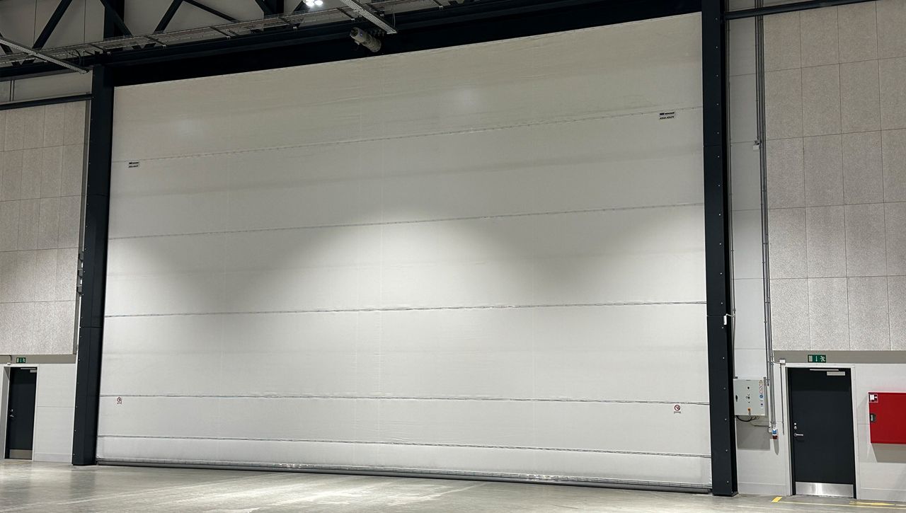 Image: The durable, reliable and tight-closing ASSA ABLOY VL3116 vertical lifting fabric door