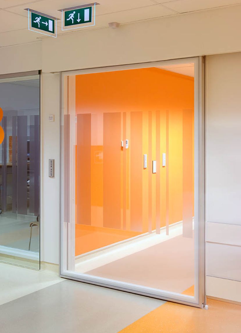 ASSA ABLOY Medicare Glass in einem Krankenhaus mit orangem Hintergrund
