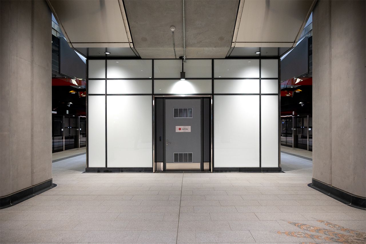 metro-tunnels-platform-door.png