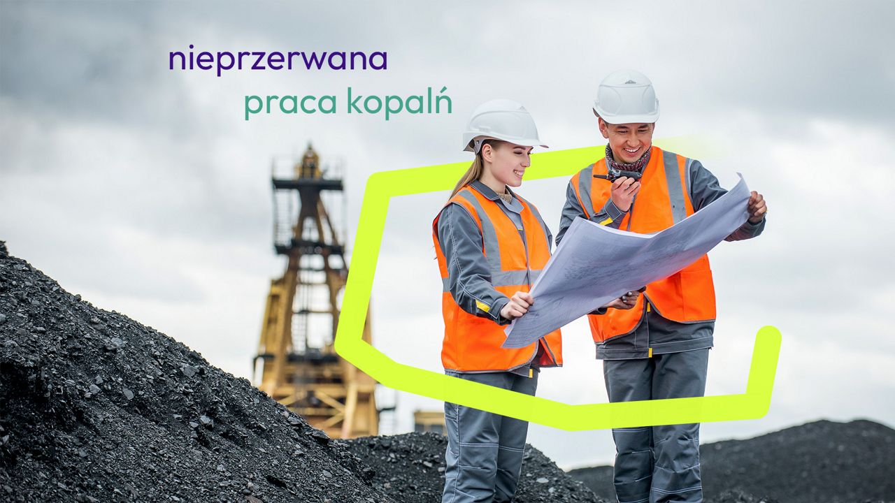 Pracownicy w sprzęcie ochronnym na terenie kopalni