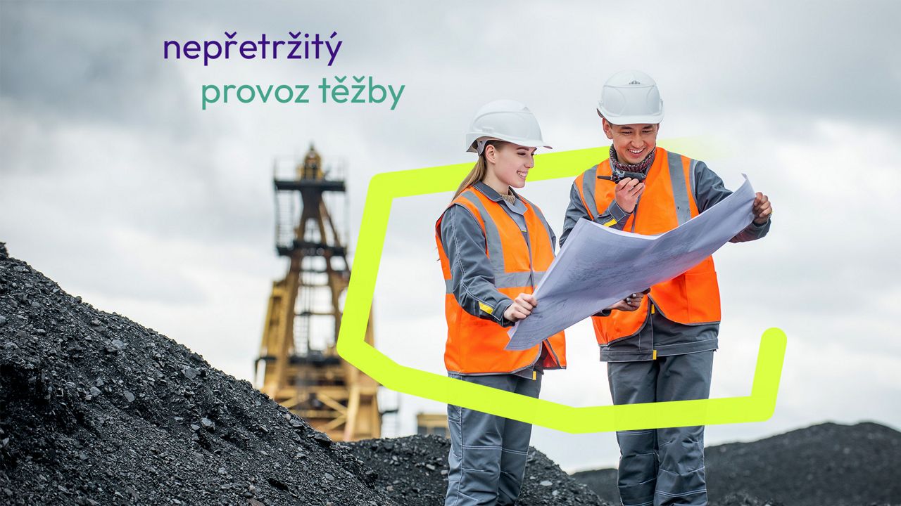 Pracovníci s ochrannými pomůckami v důlní oblasti