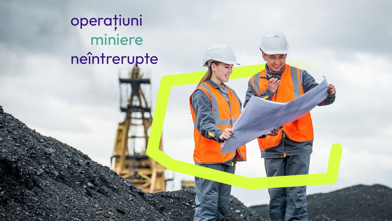 Muncitori în echipamente de protecţie într-o zonă minieră.