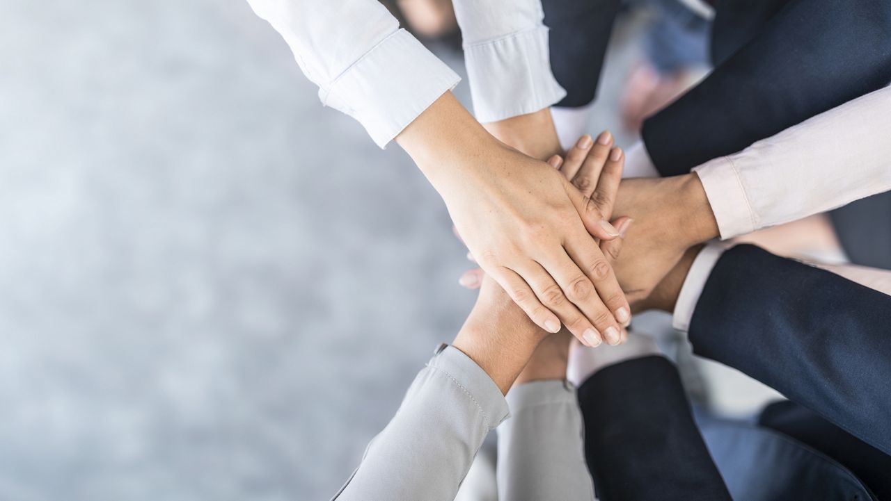 Collaborateurs, mains, travail d’équipe