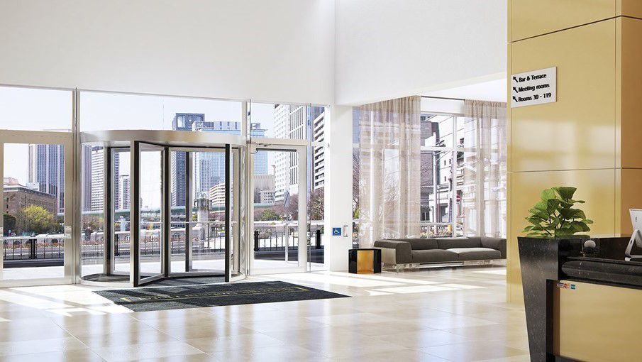 ASSA ABLOY RD100 manual revolving door with Smart Assist