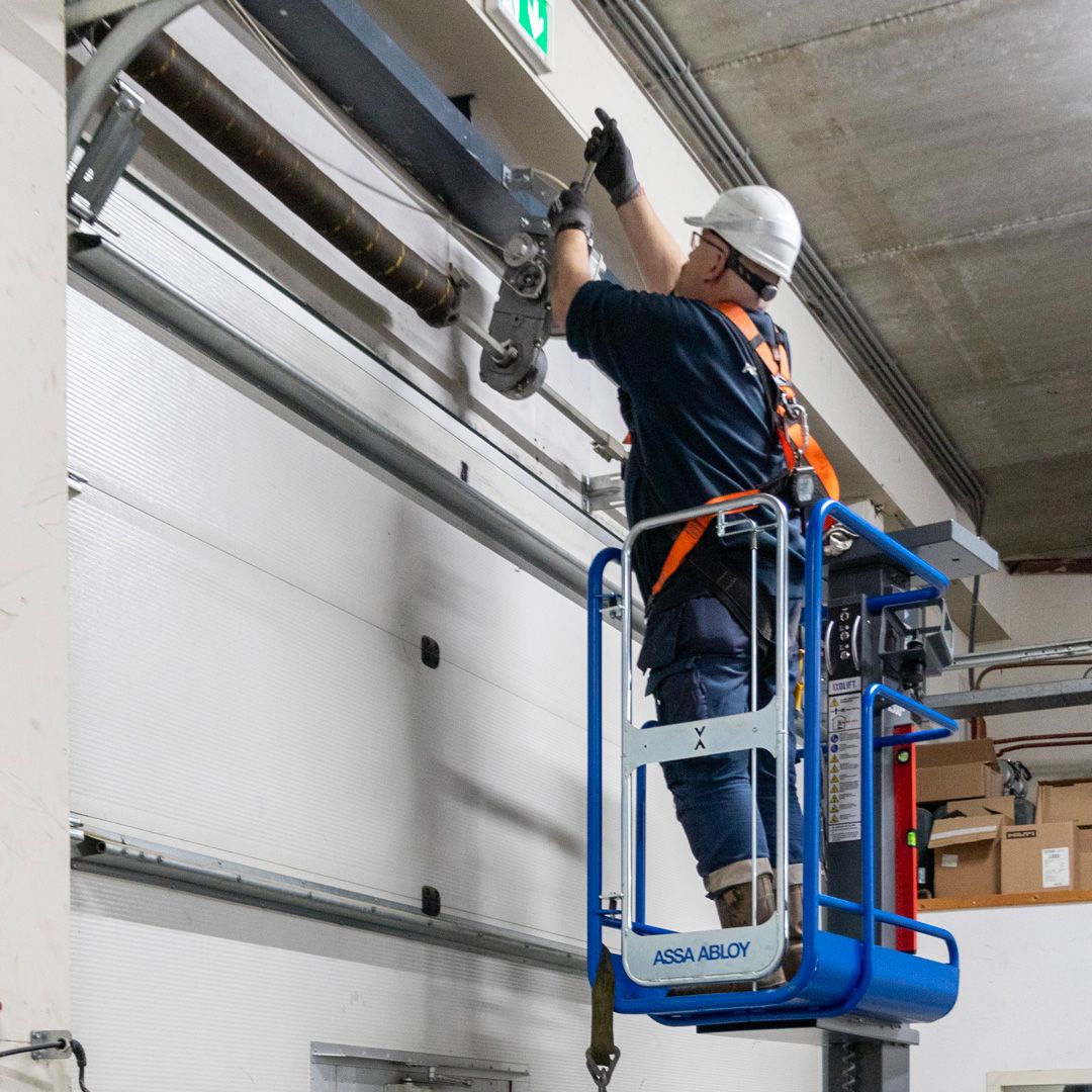 onderhoud overheaddeur met hoogwerker