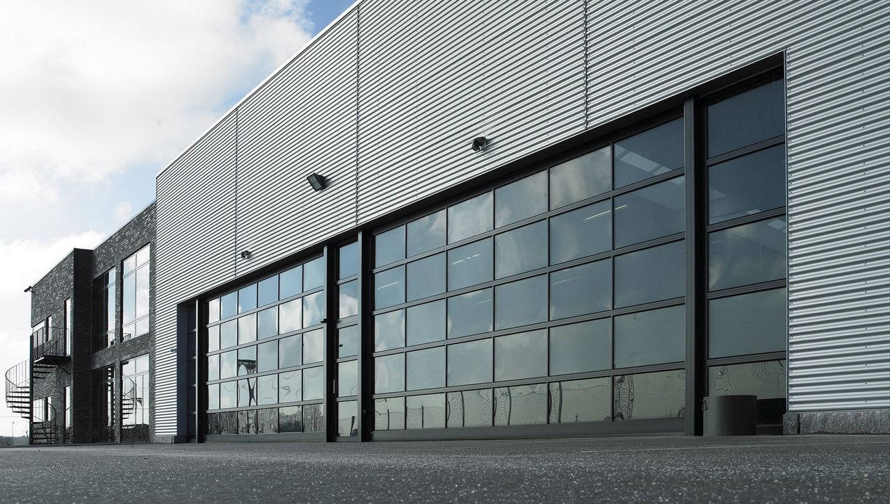 NASSAU 9000G sectional door installed at a car dealership