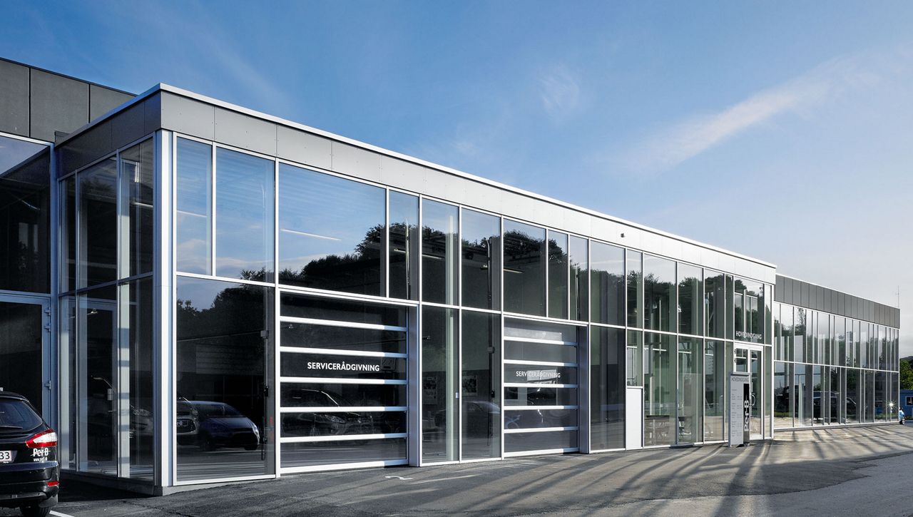 A NASSAU 9000 Panorama glazed overhead sectional door at a car dealerships